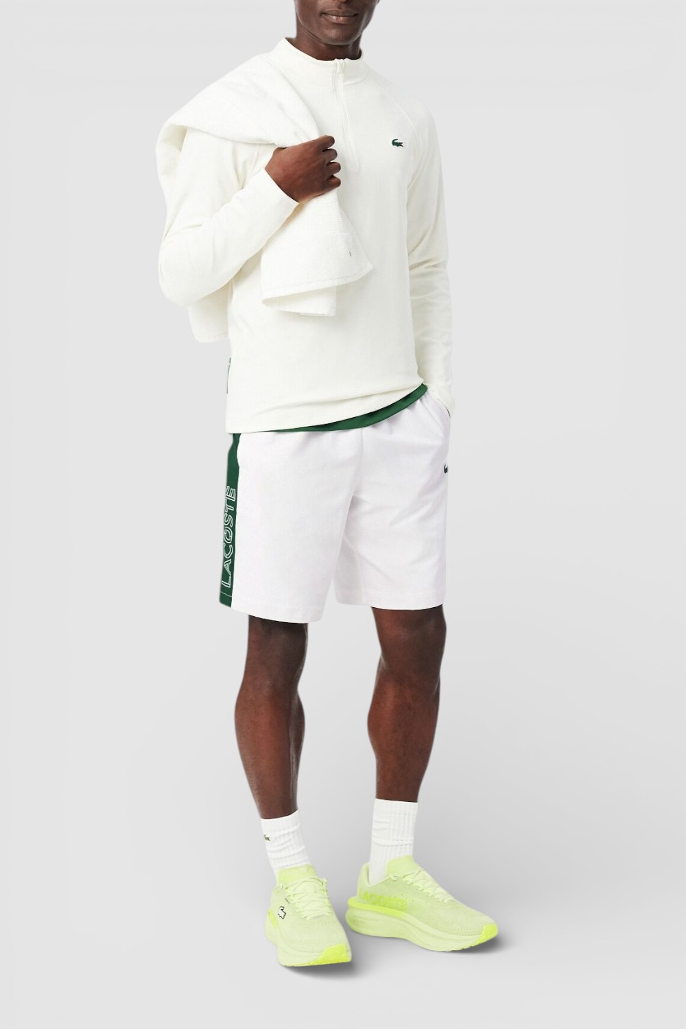 תמונת כל הלוק של מכנסי ג'וגר קצרים